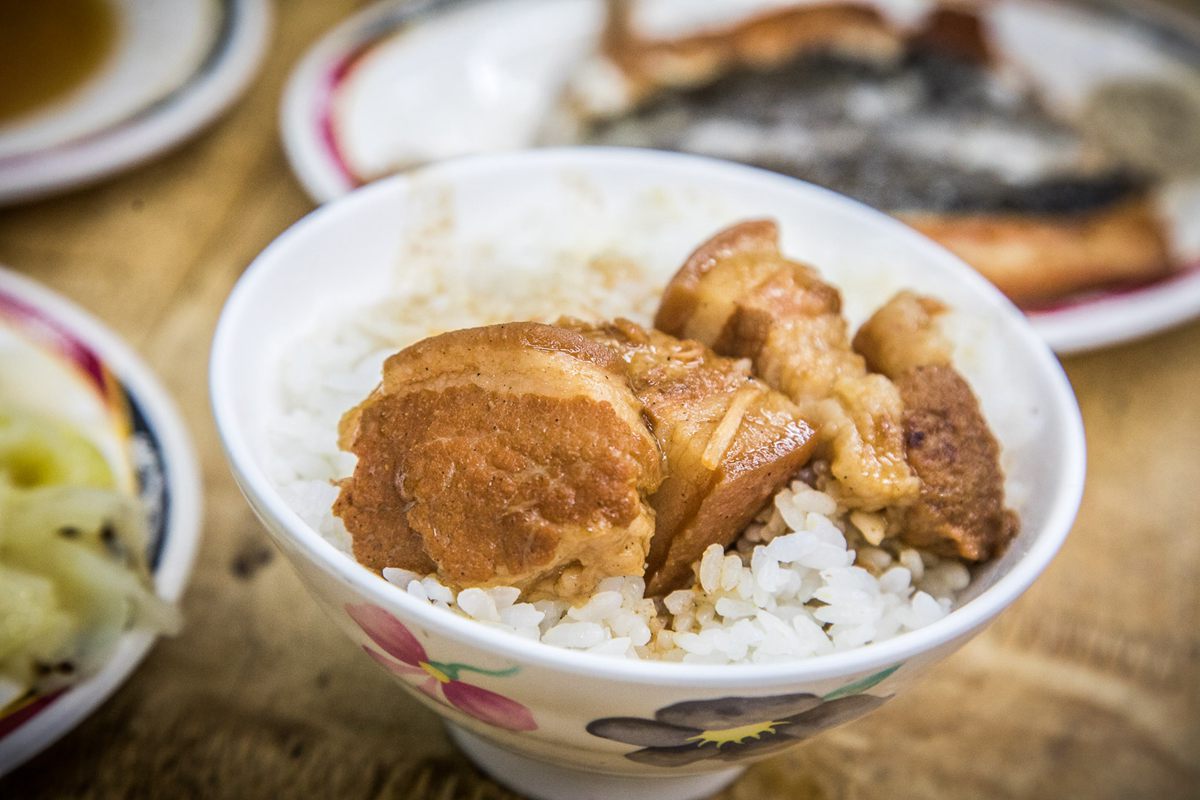 北投台南滷三塊的五花肉飯相當有名。(圖/大手牽小手玩樂趣提供)