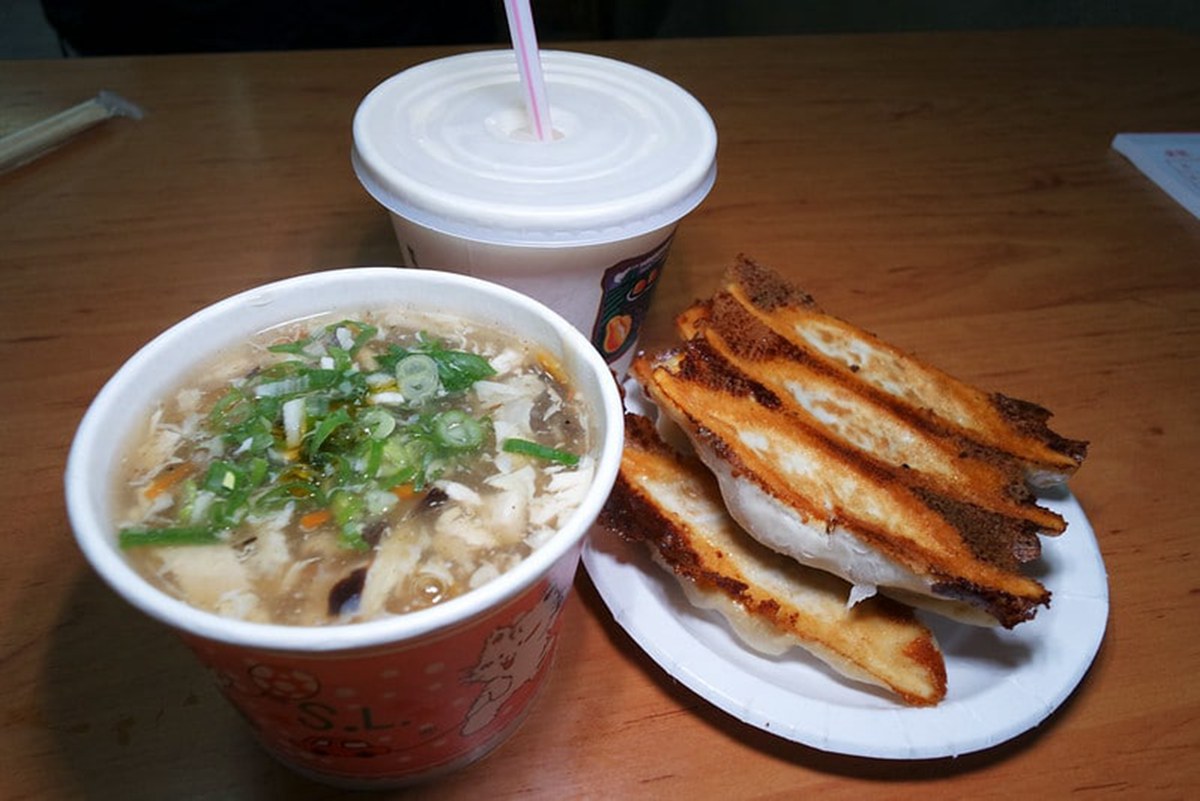 阿財鍋貼滿脆的外皮配上好吃的肉餡,深受老饕喜愛。(圖/鄉民食堂提供)