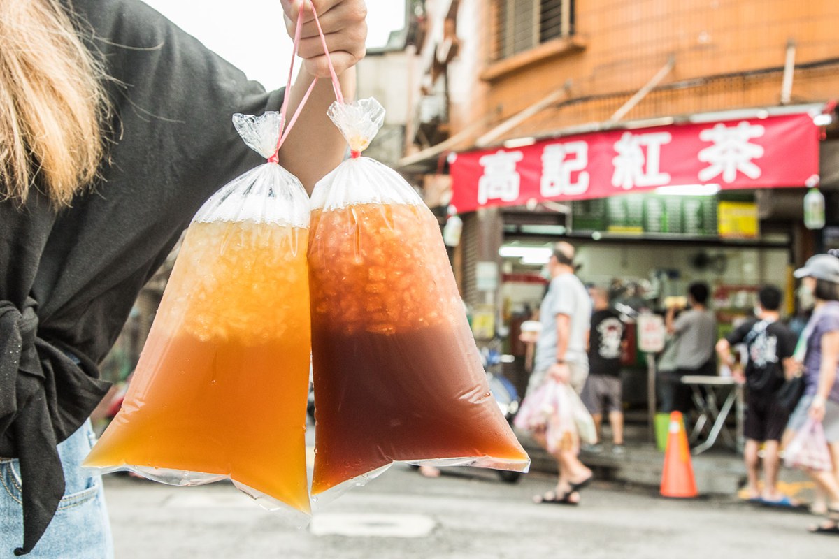 高記茶莊就算是平日也會大排長龍。(圖/大手牽小手玩樂趣提供)