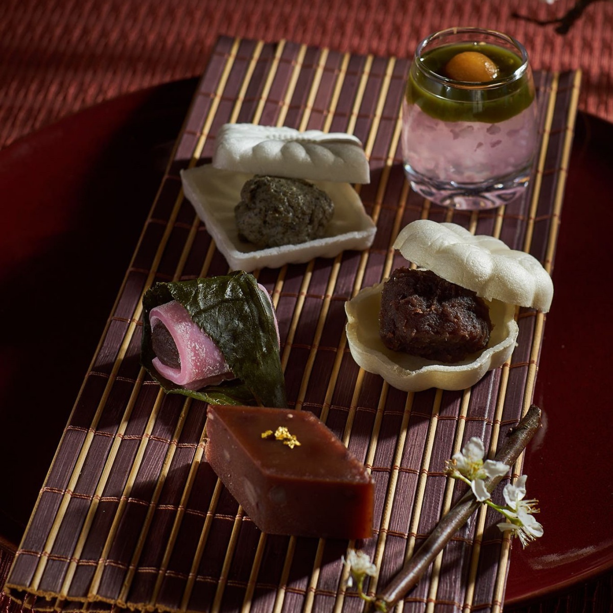 本季推出抹茶櫻花米布丁、櫻花漬水信玄餅等櫻花季甜點。（圖／業者提供）