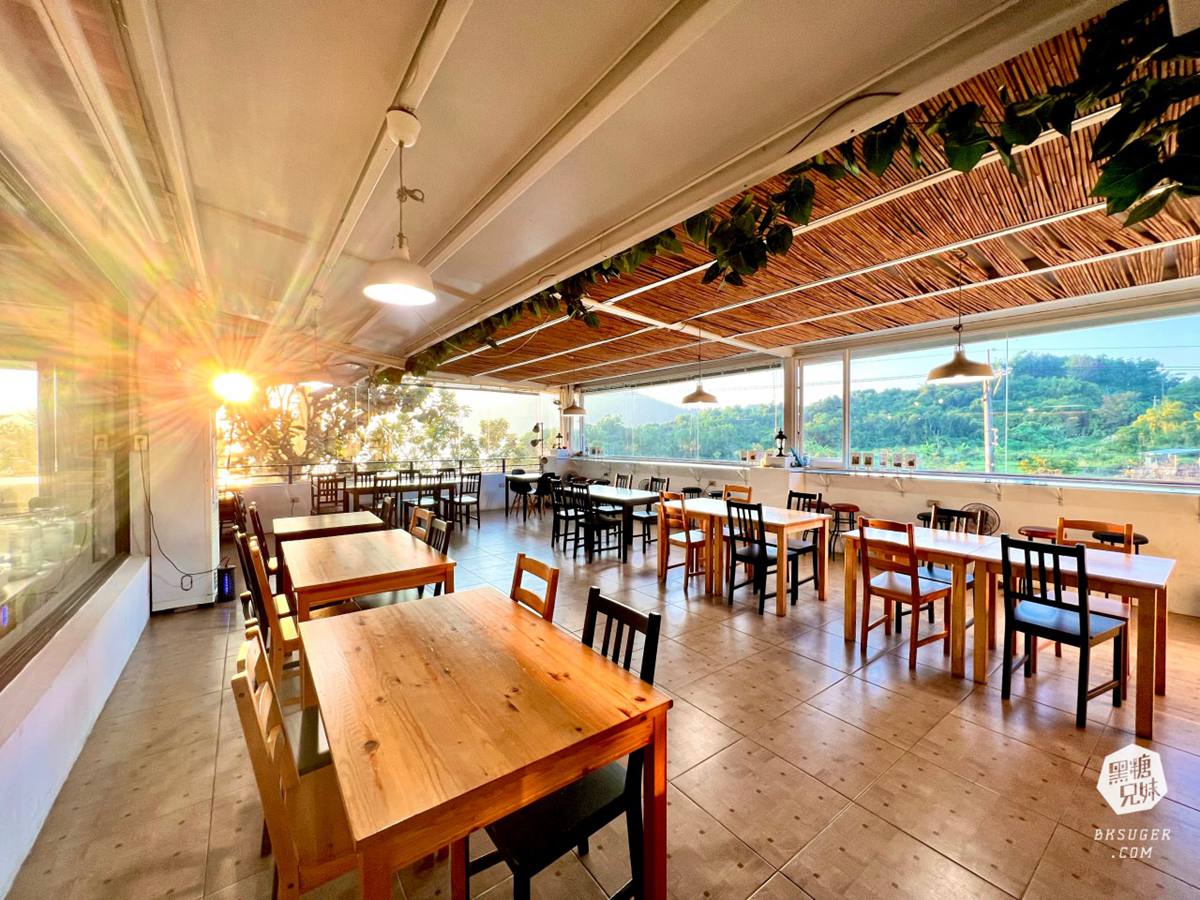 沃野山丘Oh Yeah villa是間位在阿公店水庫邊的景觀餐廳。（圖／黑糖兄妹食樂主義提供）