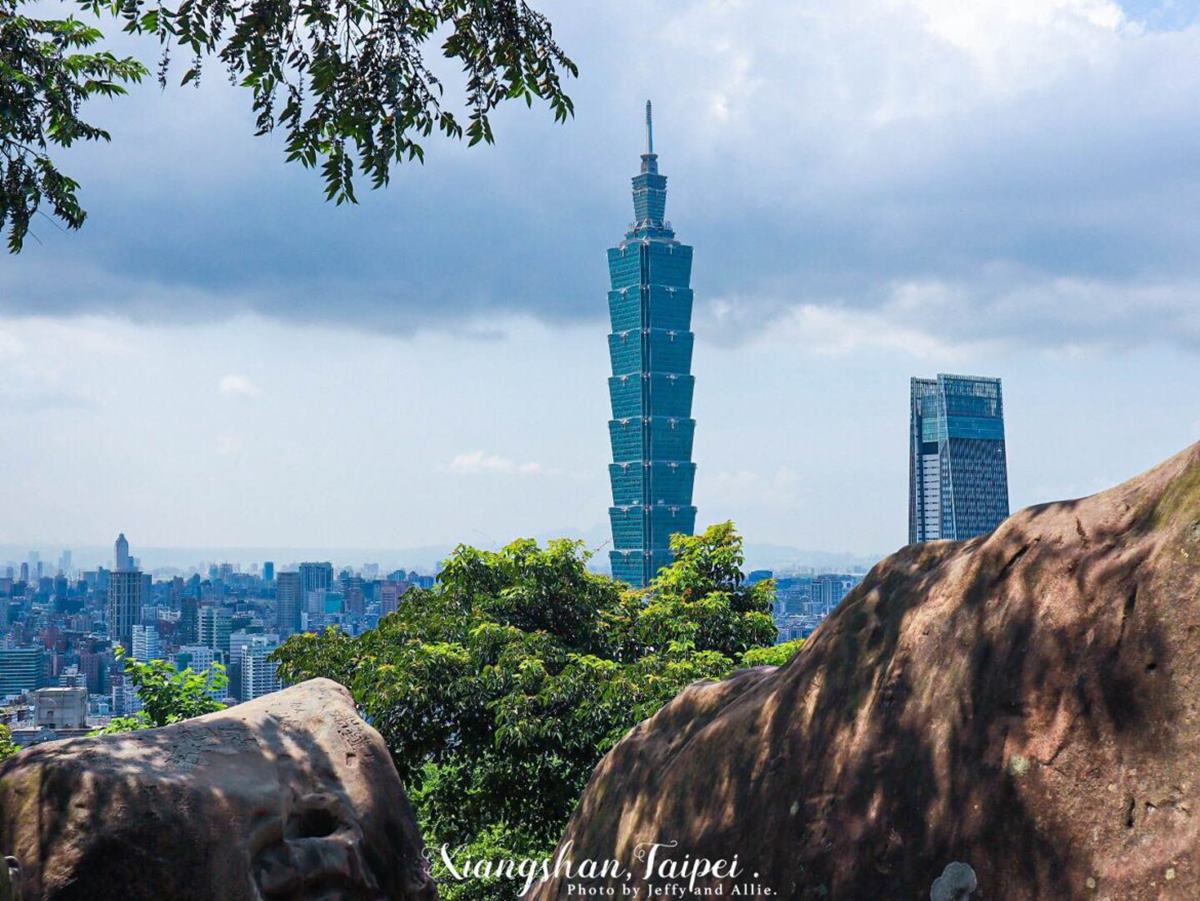 從攝手平台再向上走約5分鐘後,即會抵達六巨石觀景台。(圖/又要飛去哪!?提供)