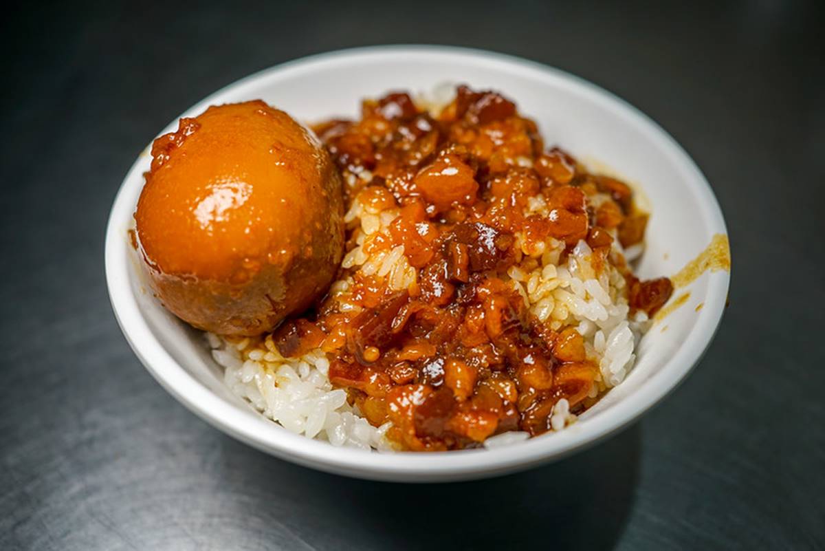 賴岡山羊肉的滷肉飯相當肥美。(圖/鄉民食堂提供)