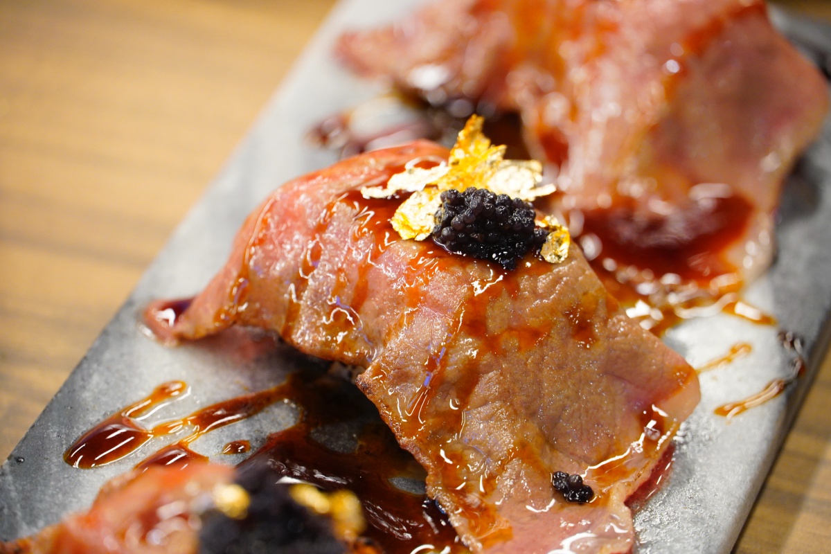 全新燒肉吃到飽品牌「夯下去新潮和牛燒肉」。（圖／馬辣集團提供）