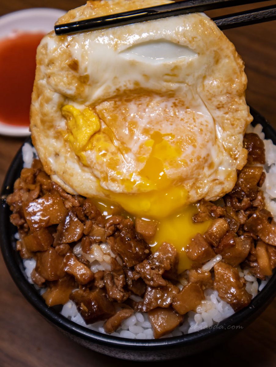 Q甜肉燥搭麻油半熟蛋更下飯。(圖/貪吃巧達提供)