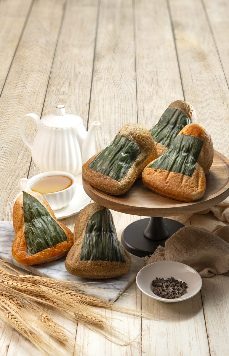 「麵包粽」甜的是紅豆麻糬、鹹的則是洋蔥叉燒口味。(圖/漢來美食提供)