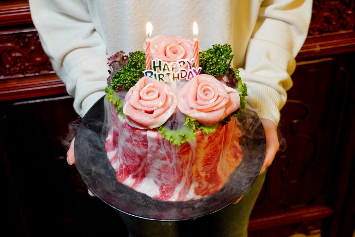 問鼎4成人同行,每人消費滿800元就送「生日肉蛋糕」。(圖/馬辣集團提供)