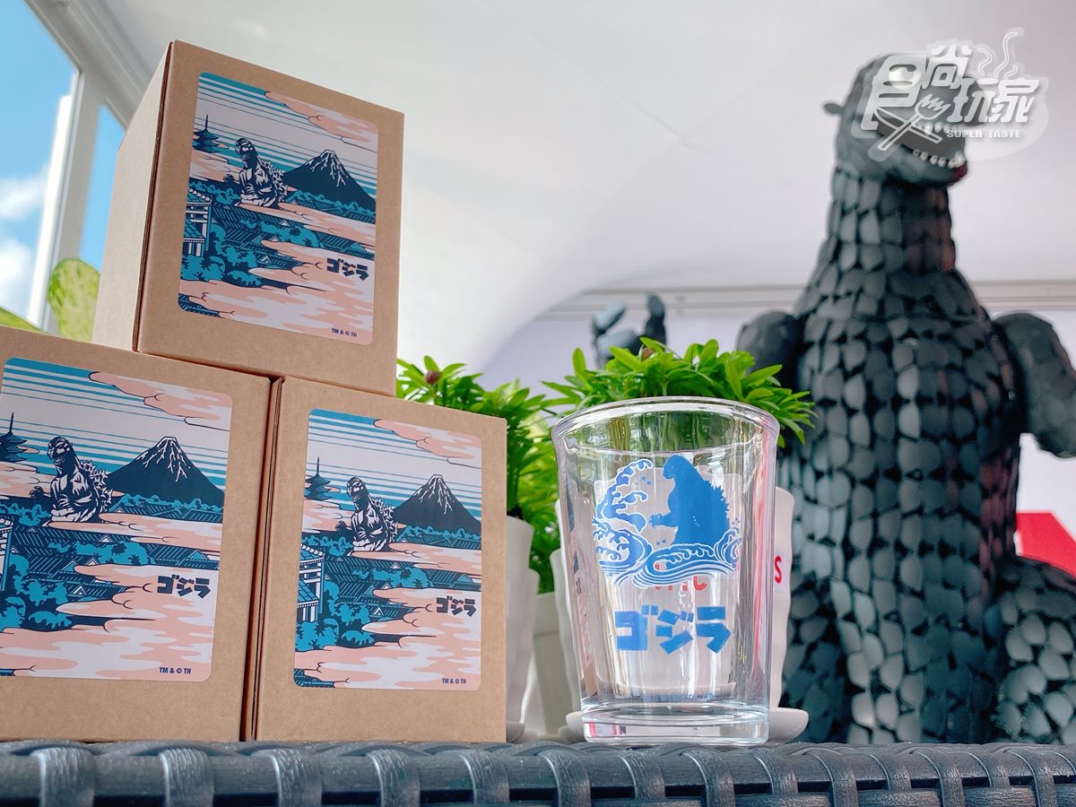 將與哥吉拉的合照上傳至個人IG並標註,就可獲得限量續杯。(圖/TVBS)