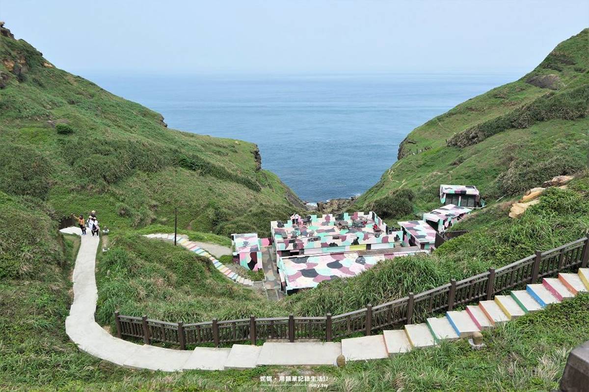 「鼻頭角步道」入口建議從鼻頭國小旁的階梯上去，即為稜谷步道正式的起點。（圖／妮妮˙ˇ˙用類單記錄生活!!提供）