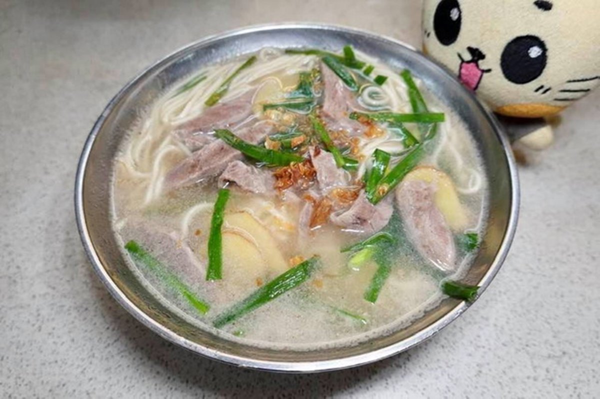 昶鴻麵點的菊花麵湯頭相當清香。(圖/貓大爺部落格提供)