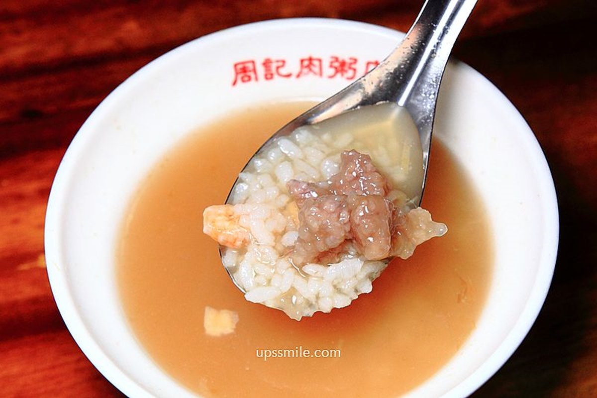 「周記肉粥」不論平日、假日生意皆相當好。(圖/Upssmile向上的微笑萍子 旅食設影提供)