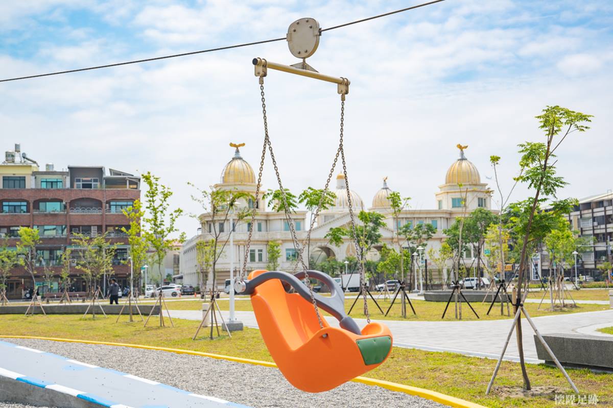 公園內的滑索是規模較大的雙軌滑索，可以放心讓孩子體驗低空飛行的樂趣。（圖／懷陞足跡提供）