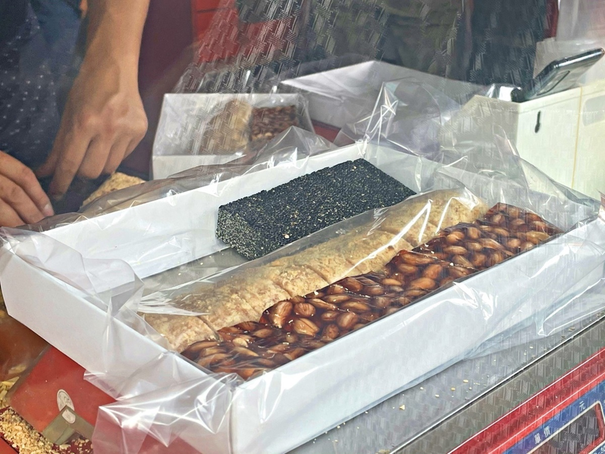 黑芝麻糖、原顆粒花生糖和輾壓過的花生糖都超好吃。（圖／旅行阿麥 部落格提供）