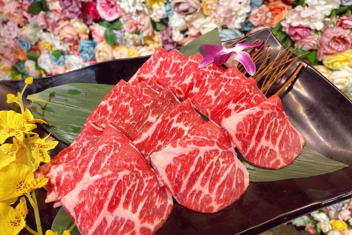 新馬辣和新馬辣Plus+8月壽星享「美國神仙牛」無限吃到飽。(圖/馬辣集團提供)