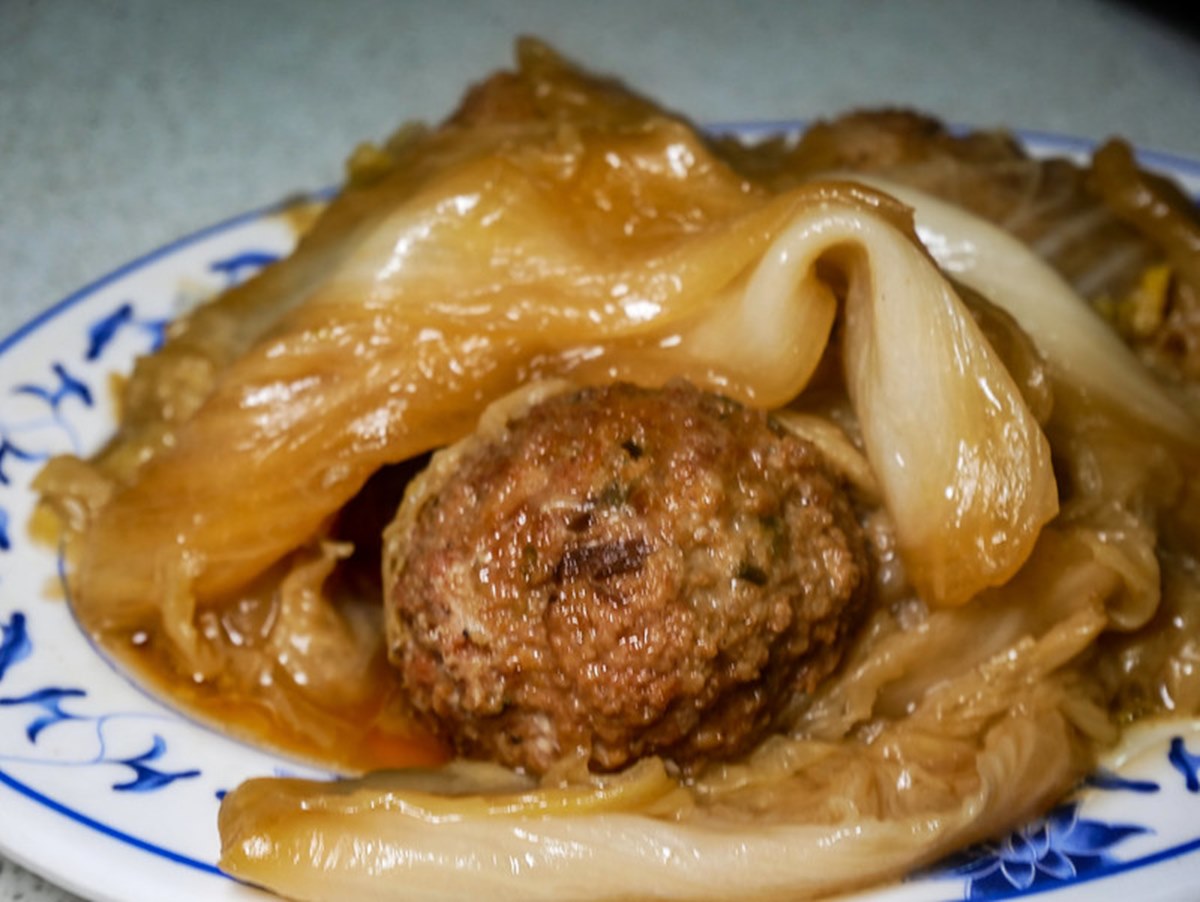 獅子頭雖然很大顆吃起來卻很入味。（圖／鄉民食堂提供）