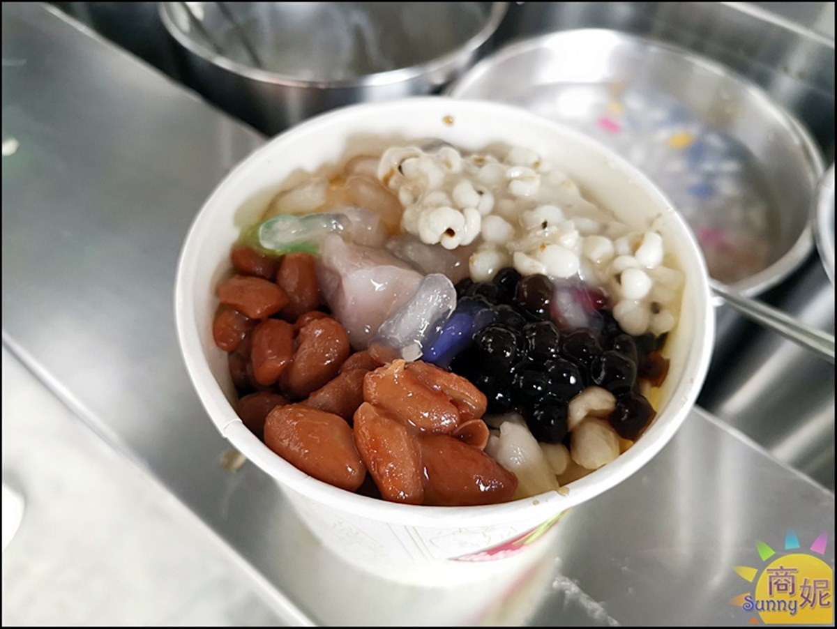 「民生路無名豆花」9種配料只要40元。(圖/商妮吃喝遊樂提供)