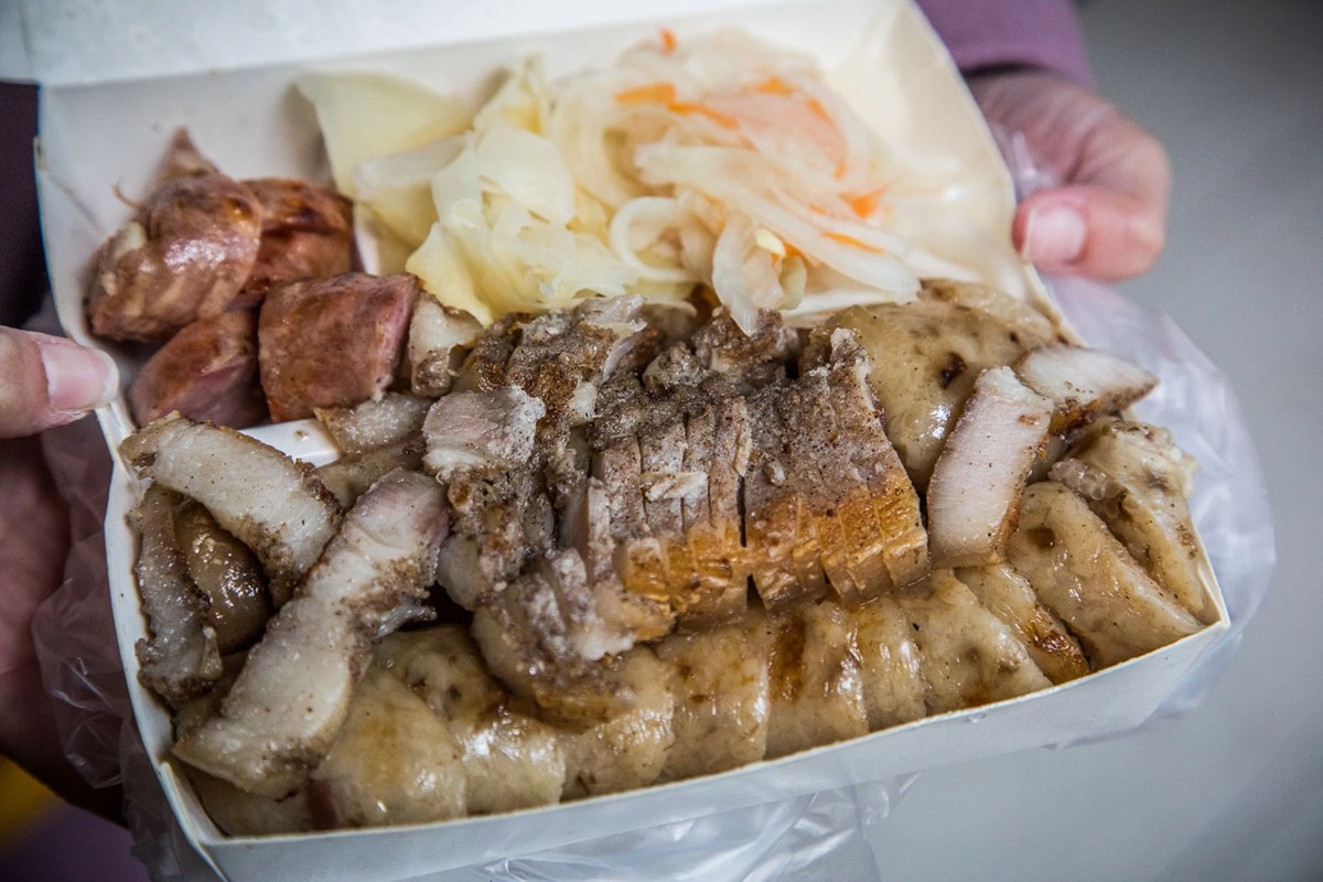 胖子修行動餐車的炭烤鹹豬肉跟花生米腸絕不能錯過。(圖/大手牽小手玩樂趣提供)
