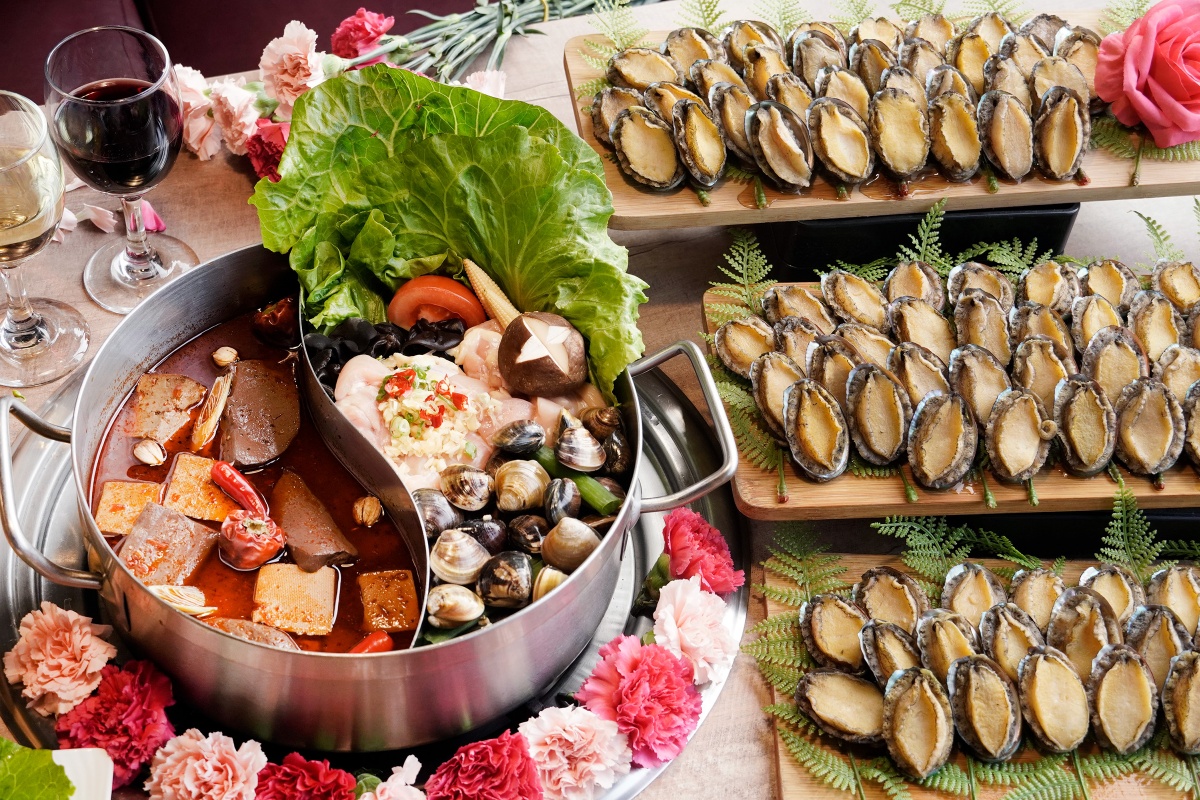 8月壽星提前並打卡,即享馬辣「九孔鮑魚」吃到飽。(圖/馬辣集團提供)
