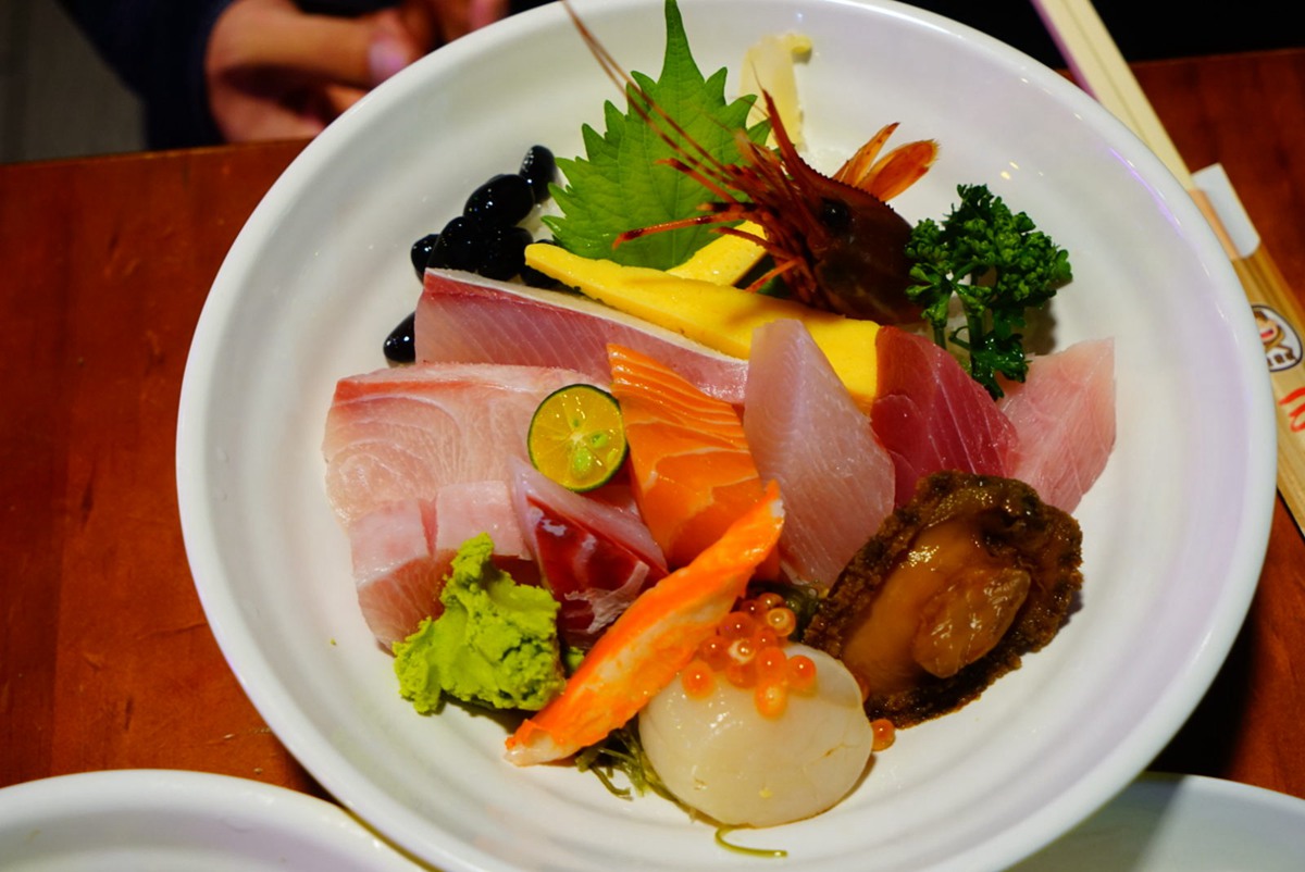 三多屋爸爸嘴的豪華蓋飯內容物豐富。（圖／Cutier 吃飯中提供）