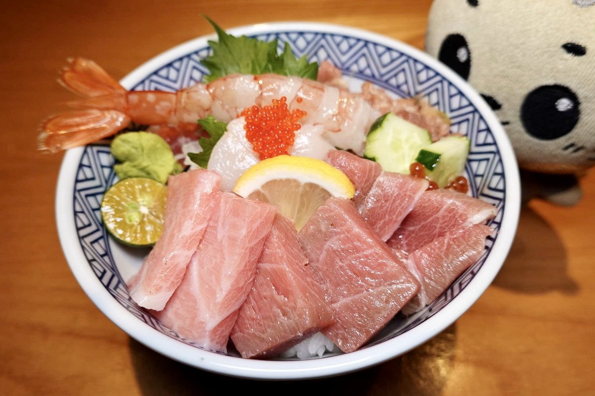 日本橋海鮮丼辻半Tsujihan在黑鮪魚季首推「極上日本黑鮪丼」。（圖／貓大爺部落格提供）