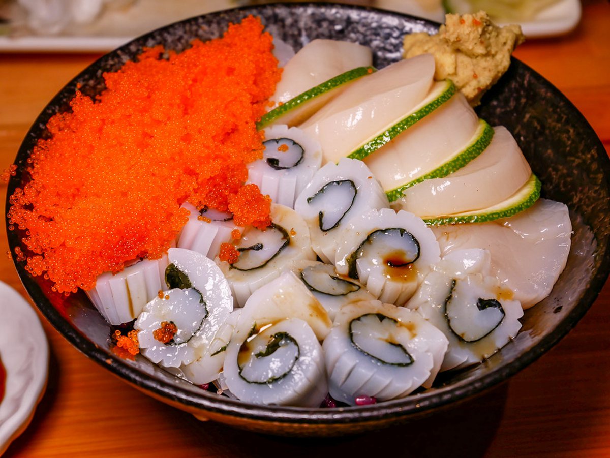 壽司爸的干貝花枝丼海鮮分量十足。（圖／鄉民食堂提供）