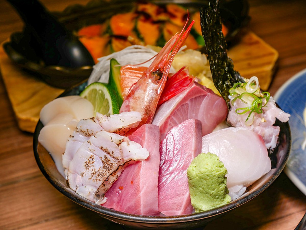 小六食堂的海鮮丼是最亮眼的招牌。（圖／鄉民食堂提供）