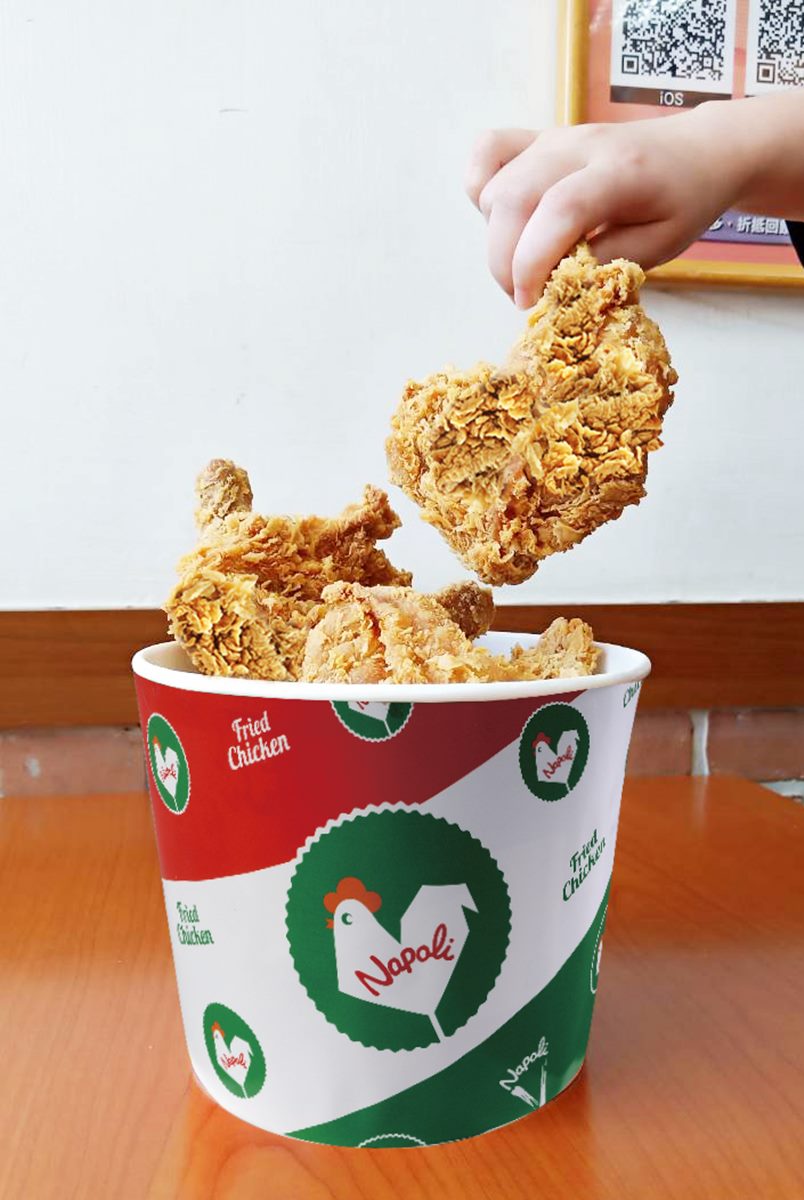 戰斧雞腿採獨家醃料現點現炸,一口咬下鮮嫩多汁。(圖/拿坡里提供)