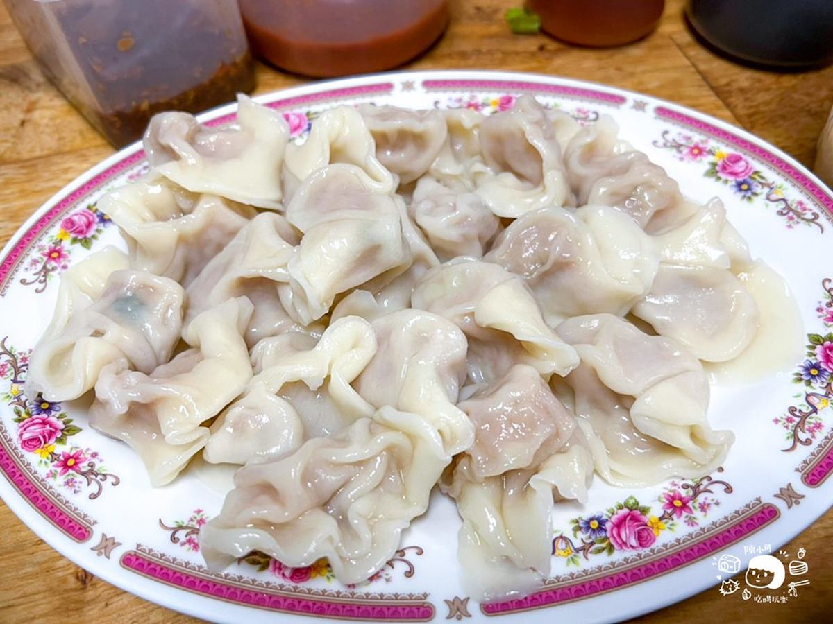 樹林迴龍的「兩元水餃」是網友推薦的銅板美食。(圖/陳小可的吃喝玩樂提供)