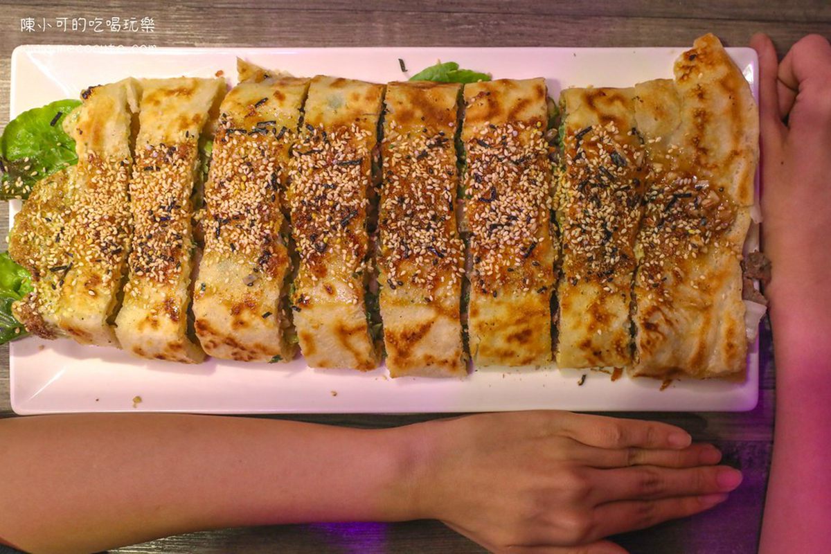 「山豬蛋餅」的超大根脆皮鹹豬肉蛋餅內餡爆滿。（圖／陳小可的吃喝玩樂提供）