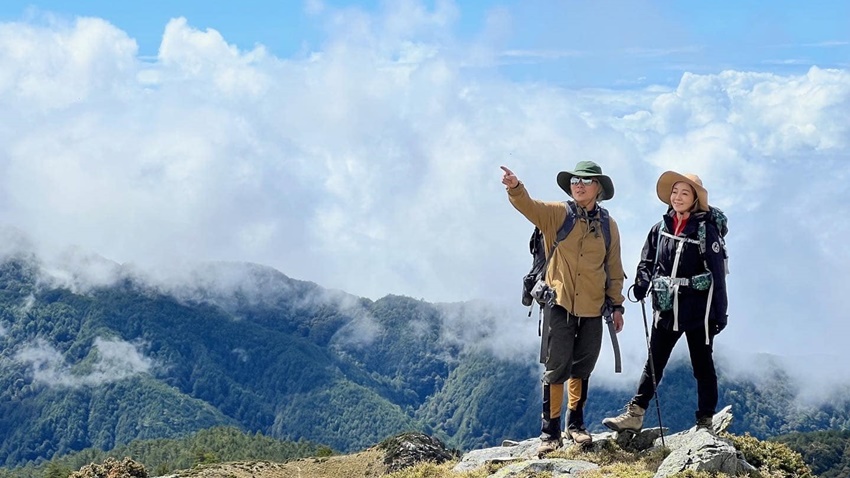 季芹與老公日前挑戰嘉明湖登山。(圖/翻攝自王仁甫和季芹之永遠的芹仁臉書)