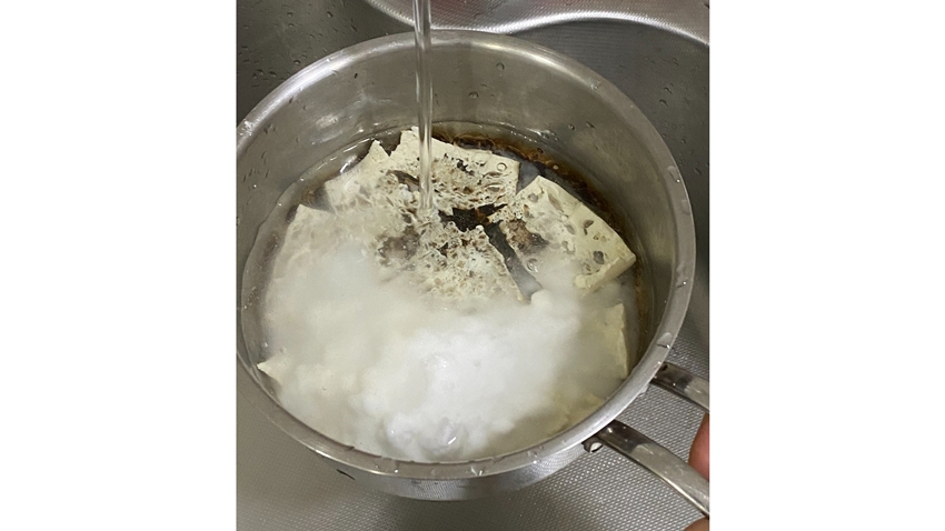 加入冷水蓋過燒焦處。（圖／陳映如家事達人提供）