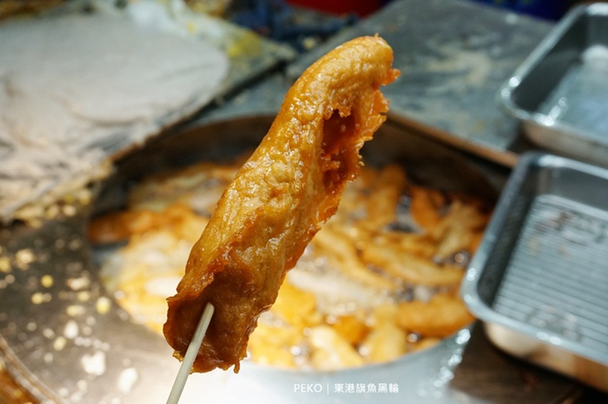 趁熱咬下，不僅能吃到魚漿的香氣，還吃得到裡頭的水煮蛋。（圖／PEKO の Simple Life提供）