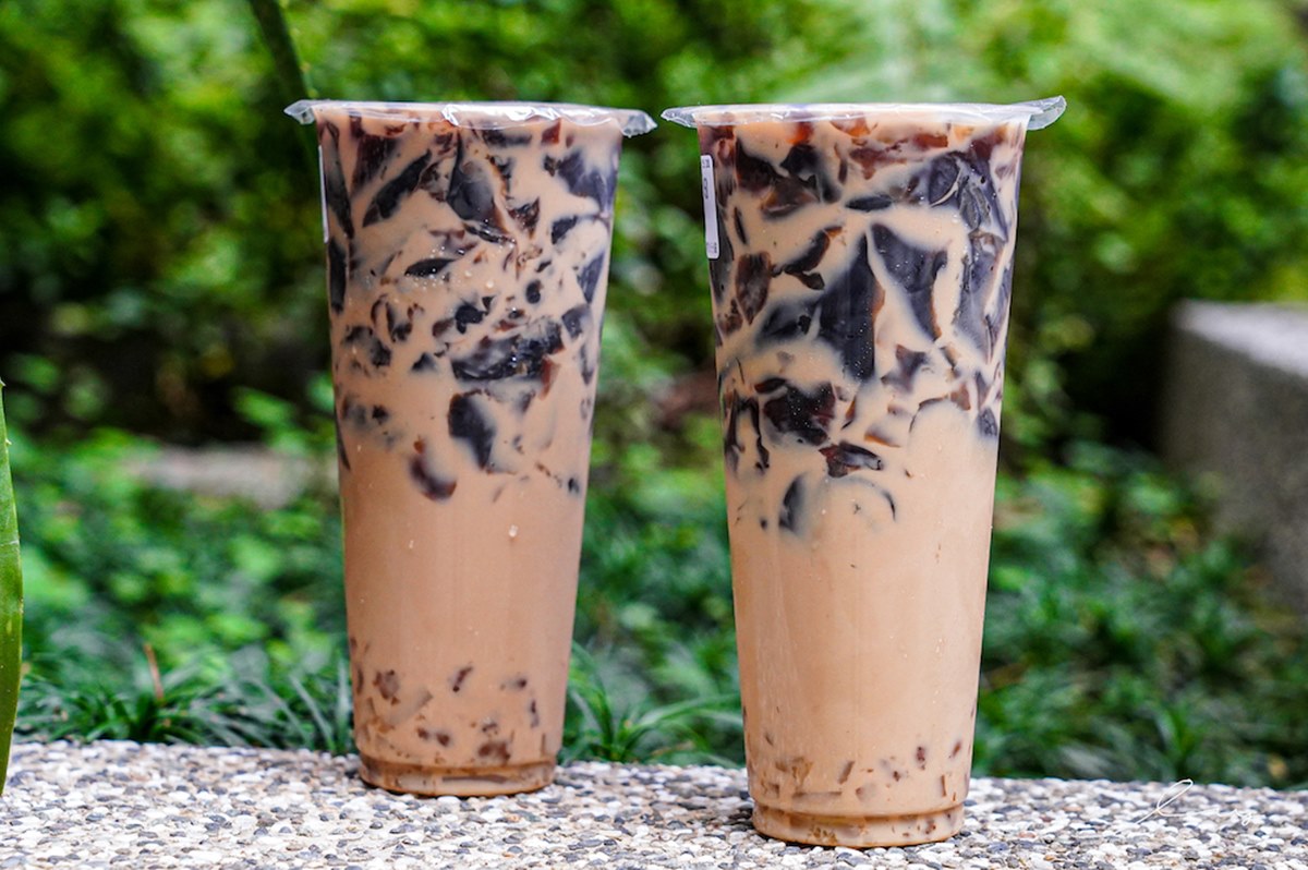 漢口無名飲料的「阿嬤怕你餓」仙草凍奶茶相當熱門。(圖/艾薇覓食趣提供)