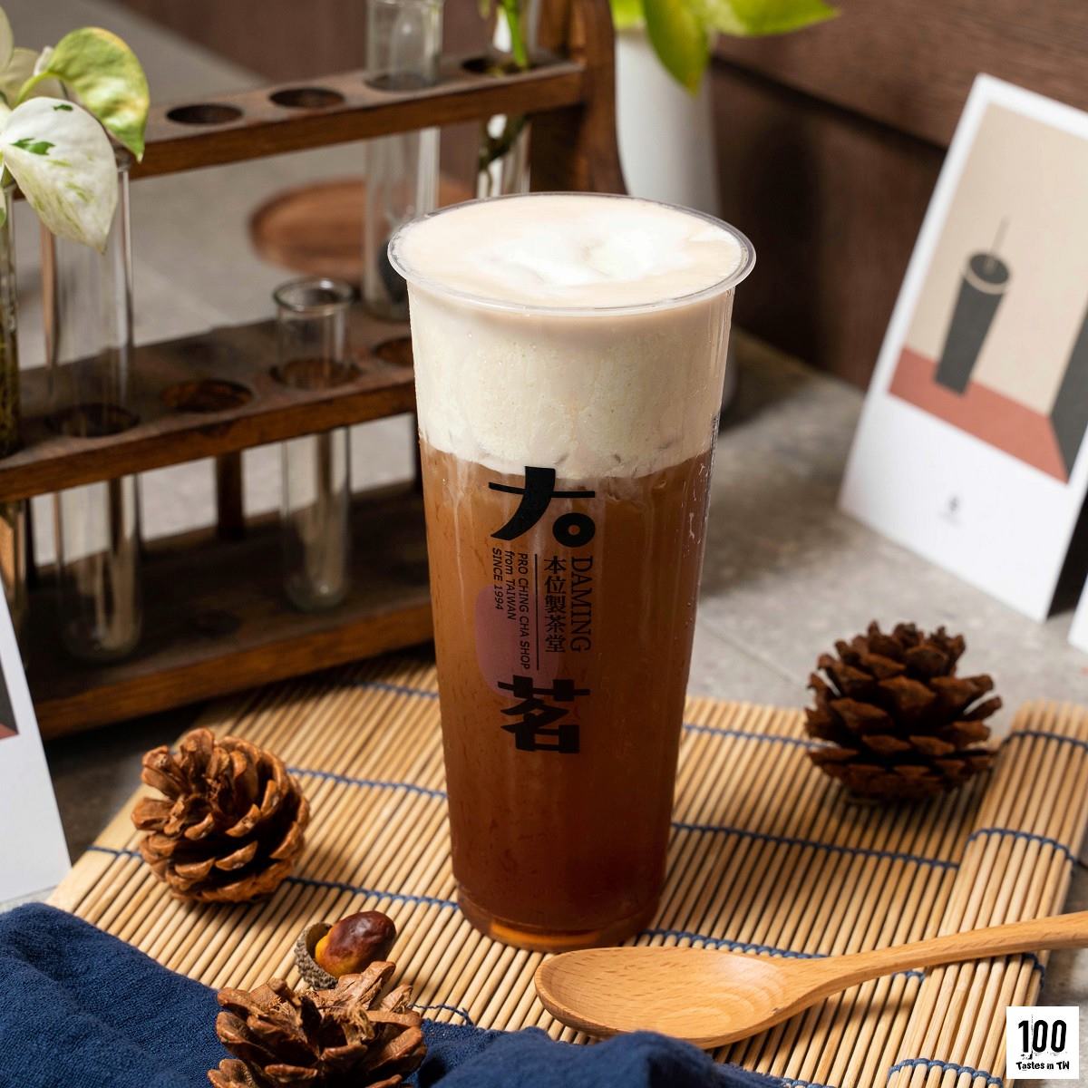 大茗本位製茶堂的酪梨奶蓋紅玉,奶蓋口感綿實。(圖/別墅裡的100種味道提供)