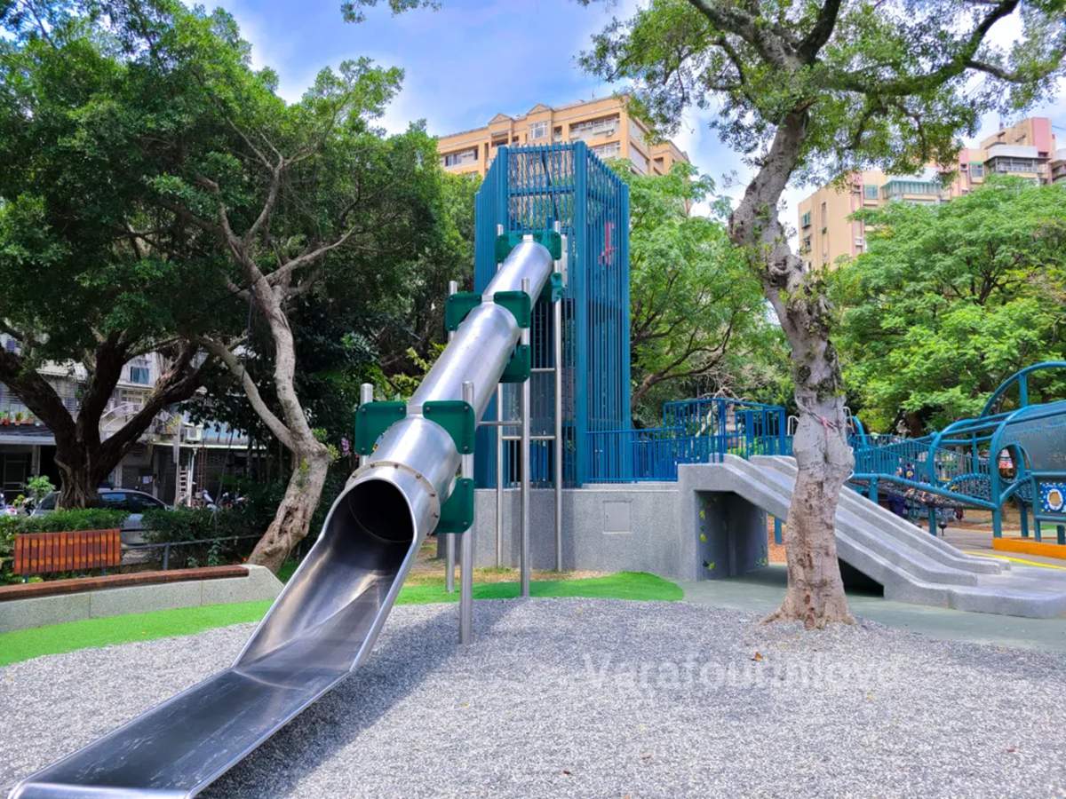 飛機旁當然要搭配塔台，5公尺高的塔台溜滑梯玩起來超刺激。（圖／激怒李薇拉的開外掛育兒生活提供）