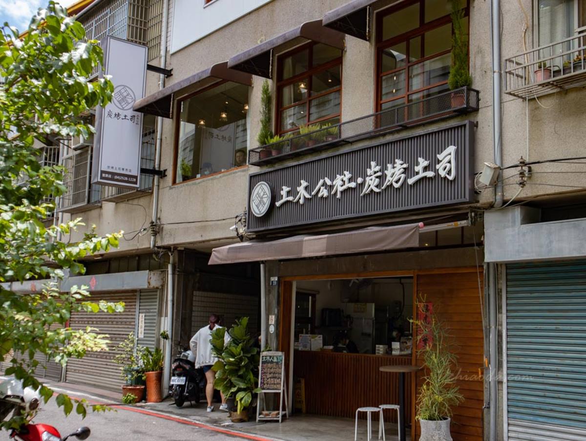 土木公社」(豐原店)是台中人氣早午餐店,店家位置在豐原太平洋百貨旁。(圖/貪吃巧達)