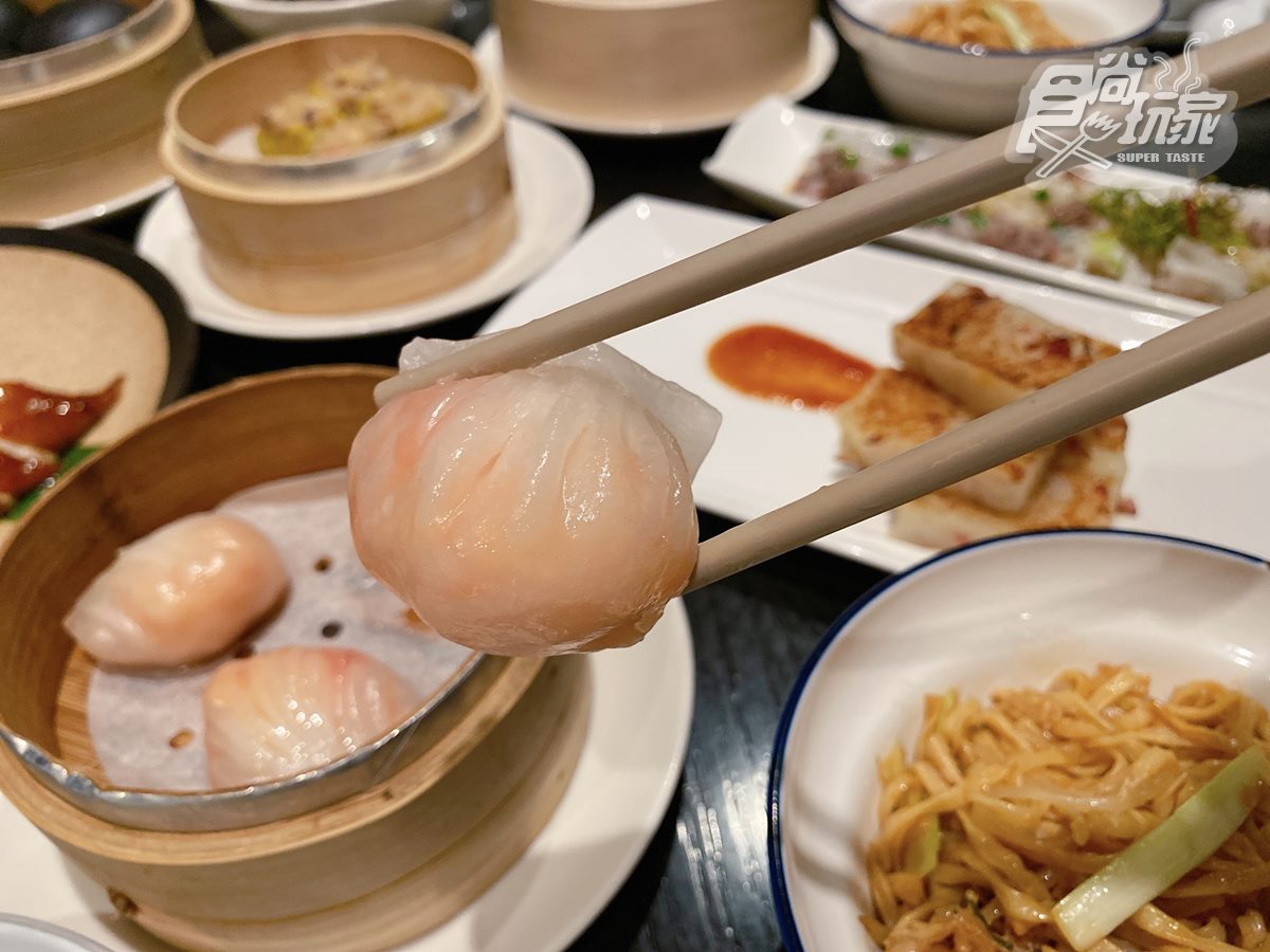 招牌必吃的「寒舍蝦餃皇」，蝦仁肉餡超飽滿彷彿草莓大福般圓滾滾。（圖／TVBS）
