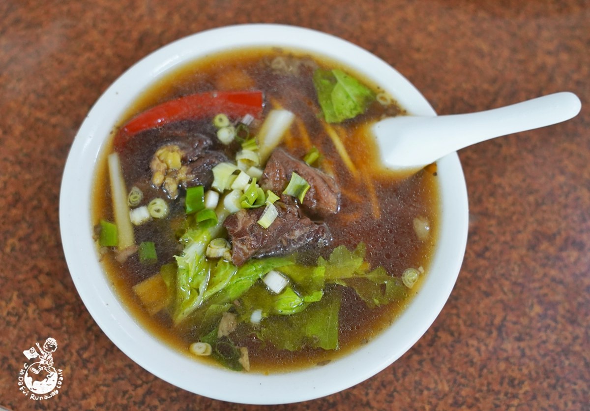 仁人小吃店的牛肉麵1碗百元有找。（圖／金大佛的奪門而出家日誌）