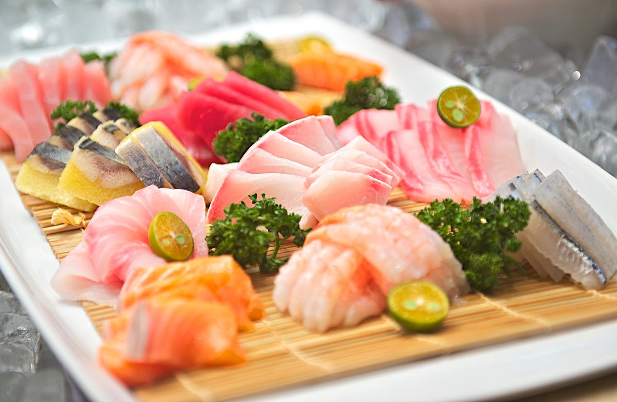 「職人日料點到飽」超過35道日料包含生魚片、握壽司、唐揚熱食自由任選。(圖/台北神旺大飯店提供)