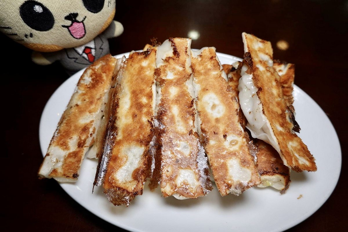 「及品鍋貼水餃專賣店」的鍋貼外皮薄脆香酥。（圖／貓大爺部落格提供）
