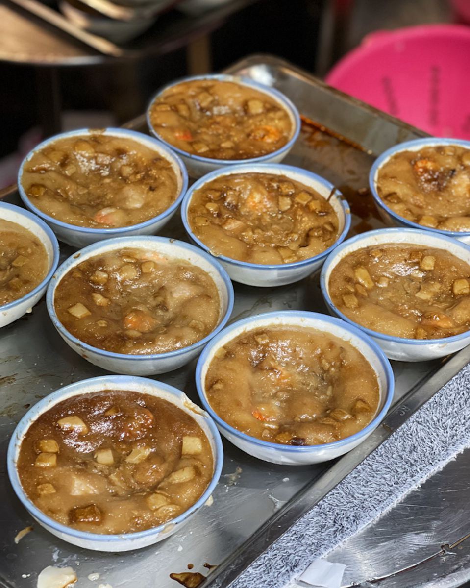 老滷肉燥製成的碗粿,因為有肉燥的關係,所以又叫「黑肉底」。(圖/傻妞吃台南)