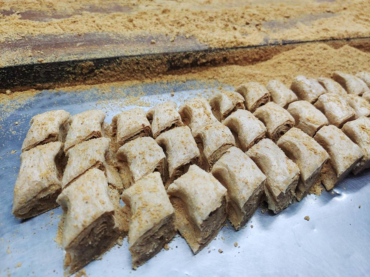 剛切完的麥芽酥，一點都不黏牙。（圖／小企鵝生活趣提供）