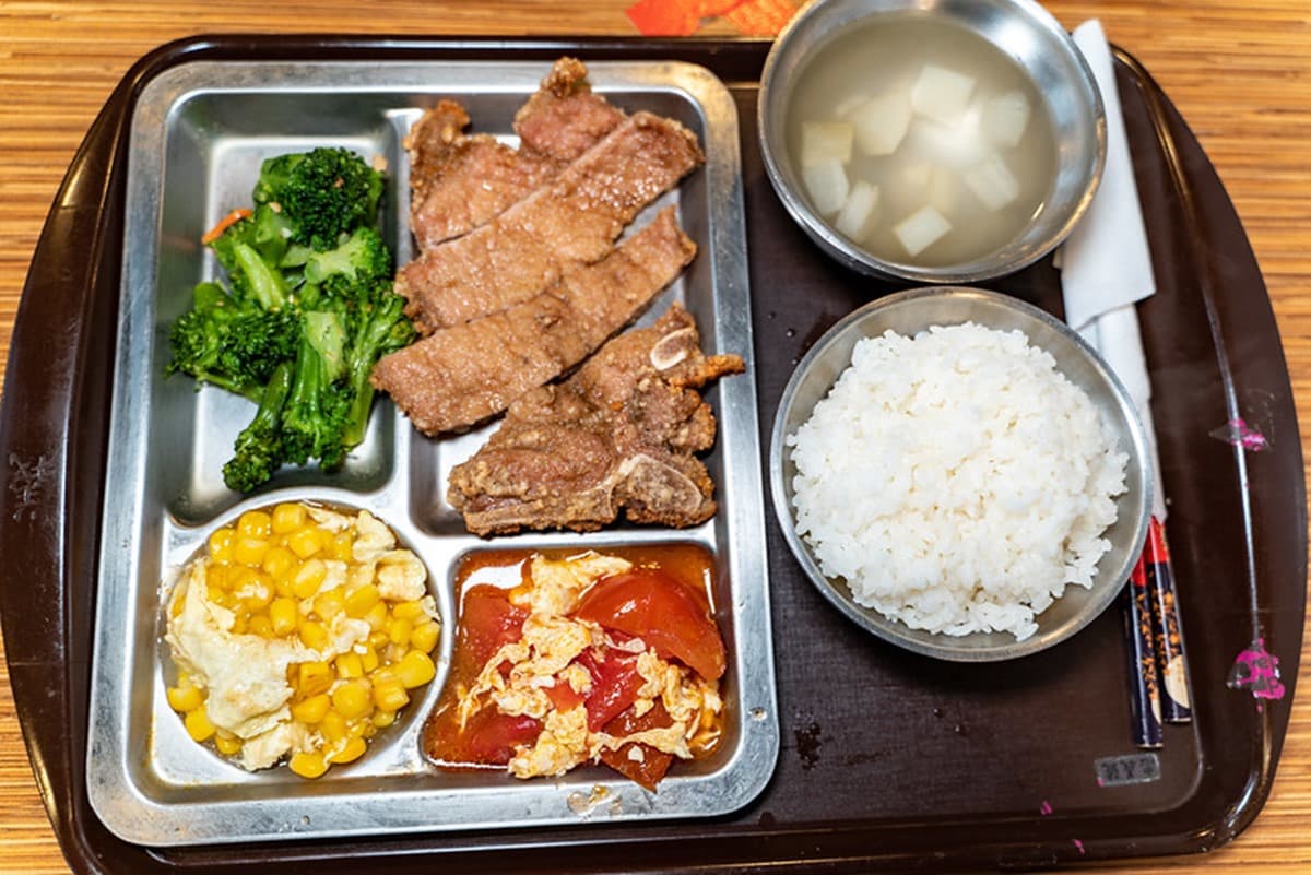 「忠義號便當」鄰近捷運龍山寺站，餐點首推排骨飯。（圖／鄉民食堂提供）