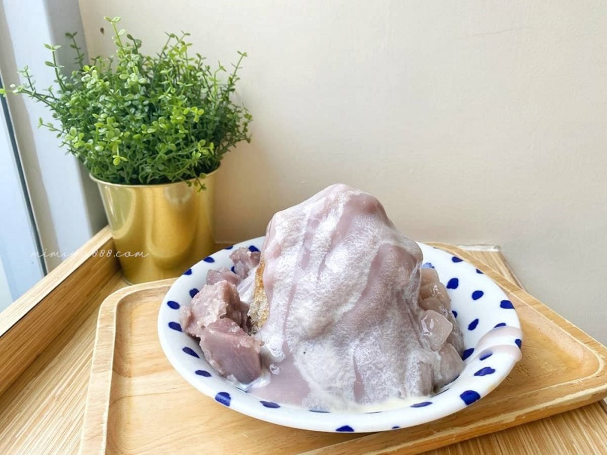 「春美冰菓室」的芋頭牛奶冰有著厚如流沙的芋泥。（圖／下一站，天涯提供）