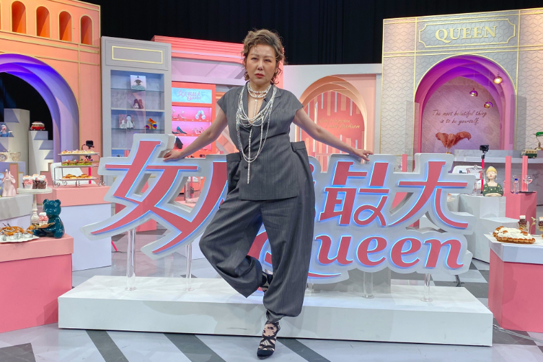 藍心湄在節目中點評金曲造型。(圖/女人我最大提供)