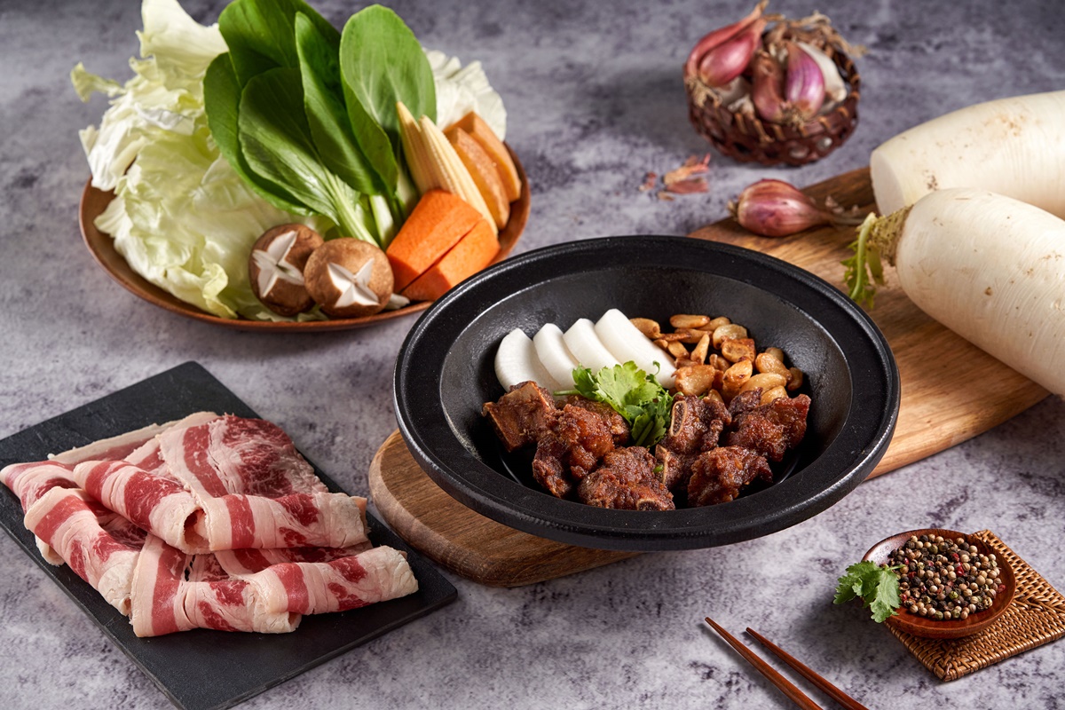 週年慶當天,當日壽星和民國83年出生者可享功夫排骨酥鍋+梅花豬免費吃。(圖/業者提供)