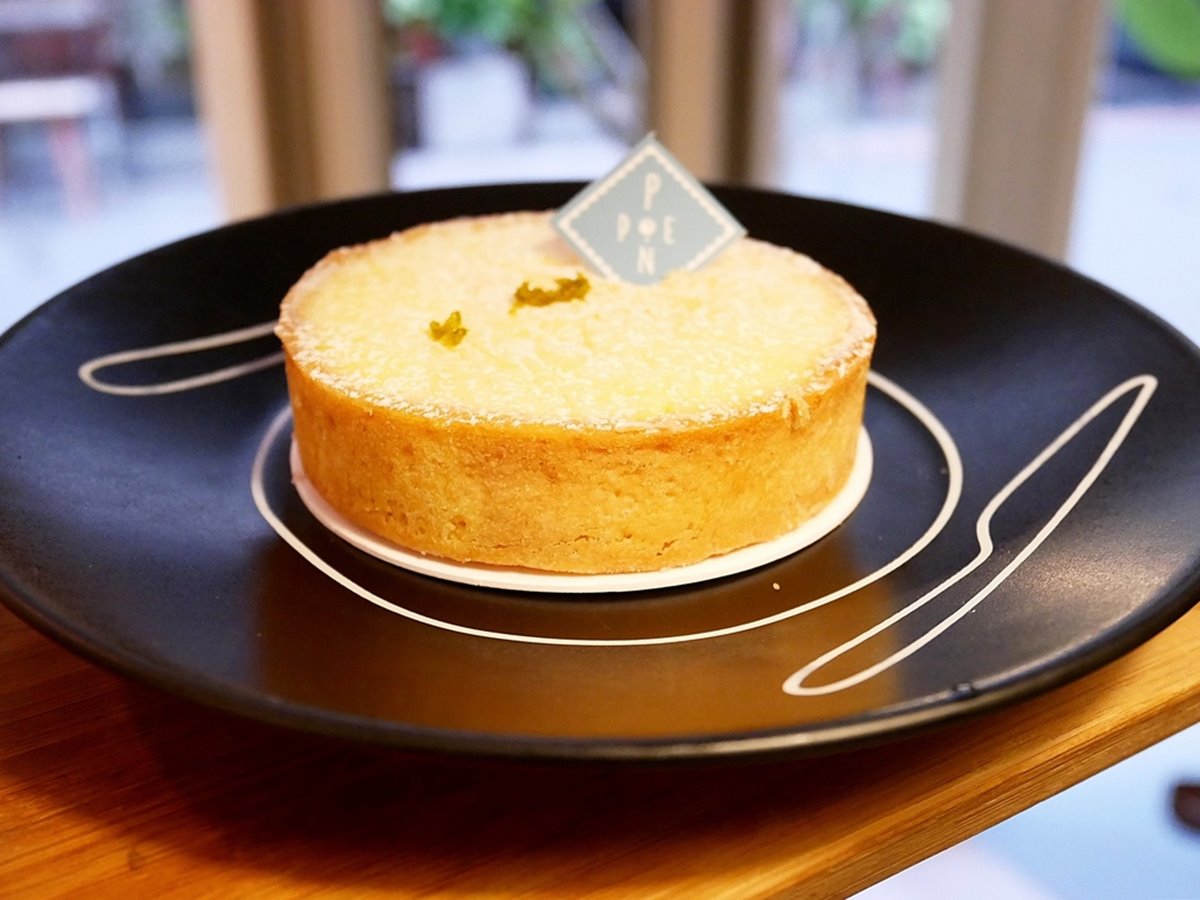 「PONPIE澎派」的甜點首推黃澄澄檸檬塔。(圖/美食鐵粉靜香兒提供)