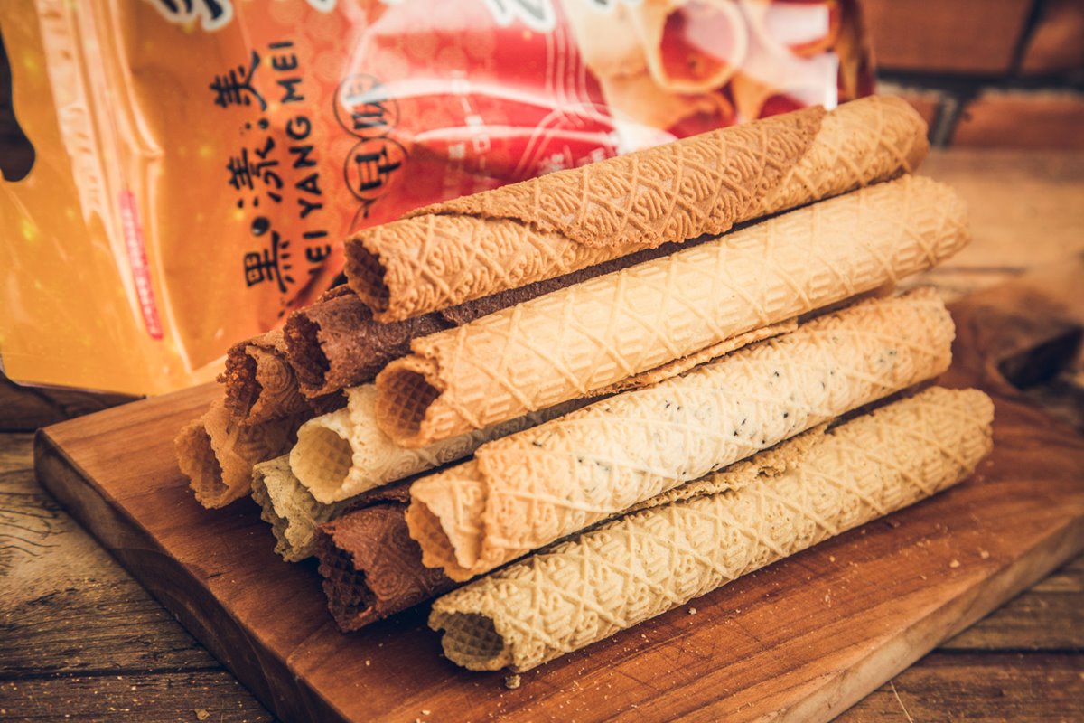 「黑漾美蛋捲」的特色之一是每根蛋捲上都有花紋。(圖/大手牽小手玩樂趣提供)