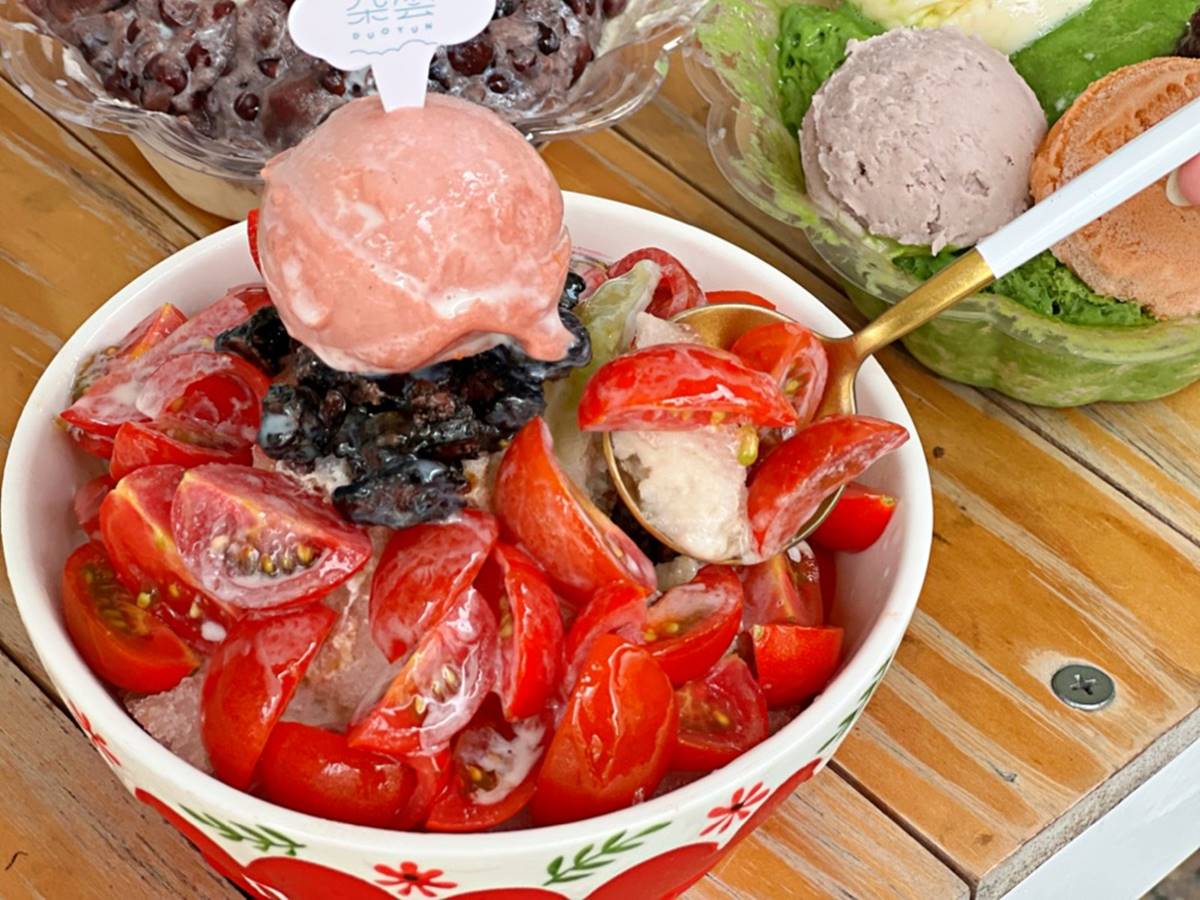 「朵雲ICE」的番茄蜜餞牛奶冰,鋪滿新鮮小番茄。(圖/愛麗絲的吃不停人生提供)