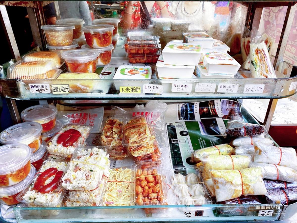 「洪媽媽早餐店」店內品項非常多。(圖/菲菲吳小姐 ♥ Fifian‘s Funny Life ♥提供)